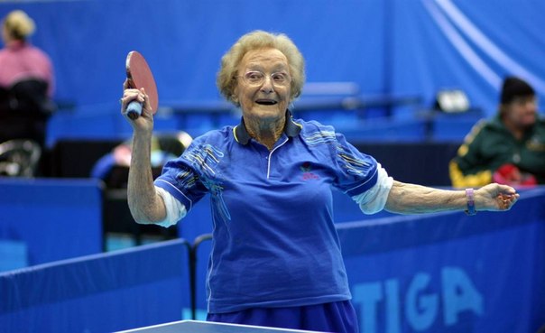 Самый старый игрок в настольный теннис – Дороти де Лоу. Ей было 97 лет, когда она представляла Австралию на 14-ом Чемпионате мира по настольному теннису среди ветеранов в Рио-де-Жанейро.