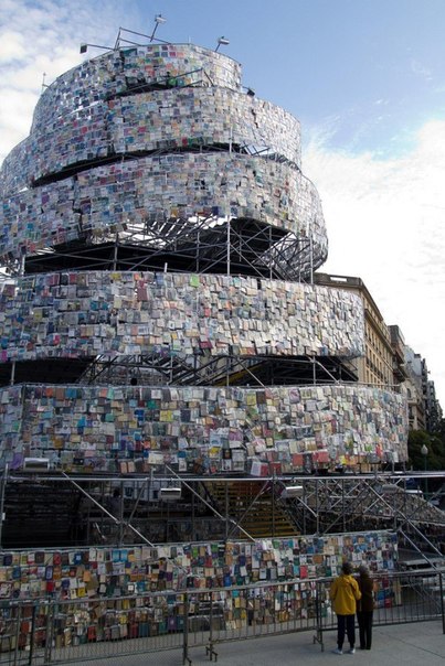 Башня, построенная из 30 000 книг 
