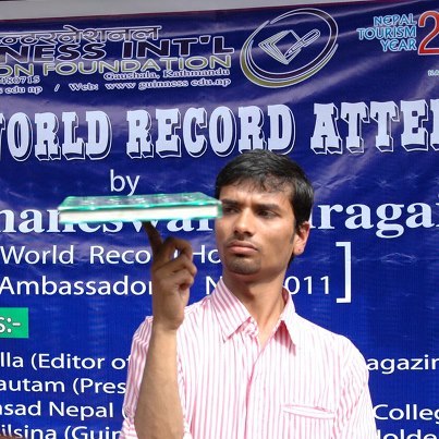 Thaneswar Guragai (Nepal) 30 минут 1,08 секунды держал книгу на пальце