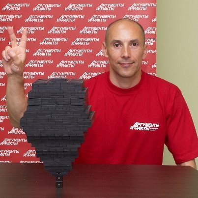 5 июля прошлого года Александр Бендиков установил рекорд по балансированию, установив 1036 домино на единой вертикальный кусок!