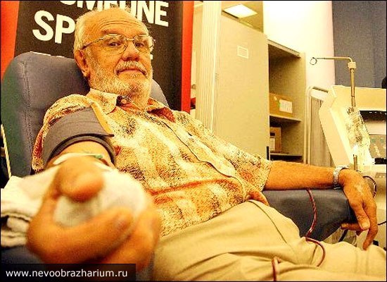 74-летний австралиец Джеймс Харрисон за свою жизнь сдал кровь почти 1000 раз. Антитела в его редкой группе крови помогают выжить новорожденным с тяжёлой формой анемии. Всего благодаря донорству Харрисона, по приблизительным подсчётам, удалось спасти более 2 миллионов младенцев.