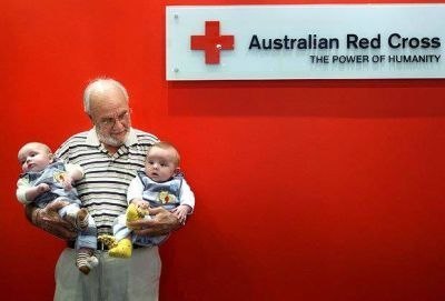 74-летний австралиец Джеймс Харрисон за свою жизнь сдал кровь почти 1000 раз. Антитела в его редкой группе крови помогают выжить новорожденным с тяжёлой формой анемии. Всего благодаря донорству Харрисона, по приблизительным подсчётам, удалось спасти более 2 миллионов младенцев.