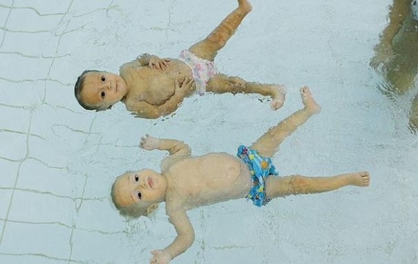 Девятимесячные близнецы бьют все рекорды по плаванию