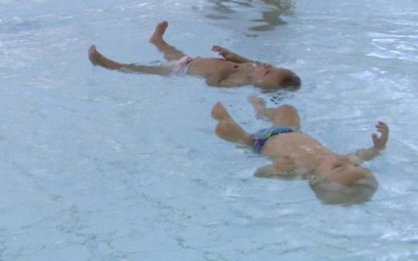 Девятимесячные близнецы бьют все рекорды по плаванию