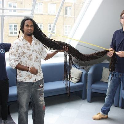 Самые длинные волосы у мужчины - 1,91 метра (6 футов 3 дюйма) в длину и принадлежат Sudesh Muthu (Канада). Они были измерены и занесены в Книгу рекордов Гиннеса в Лондоне, Великобритания 6 августа 2010 года.