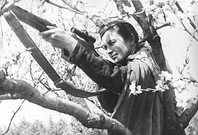 Людмила Павличенко — самая успешная женщина-снайпер в истории. На ее счету 309 убитых германских солдат и офицеров, из них 38 вражеских снайперов
