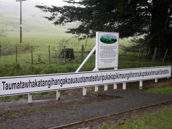 Холм под названием Тауматауакатангиангакоауауотаматеатурипукакапикимаунгахоронукупокануэнуакитанатаху был внесён в Книгу рекордов Гиннесса как географический объект, имеющий самое длинное название. В русской версии названия этого холма всего 82 буквы, в английской больше — Taumatawhakatangihangakoauauotamateaturipukakapikimaungahoronukupokaiwhenuakitanatahu – целых 85.