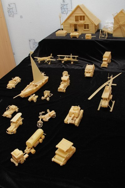 Сергей Пахомов придумал оригинальное применение макаронам. Он лепить из них различные модели самолетов, машин и прочего. Сейчас его коллекция насчитывает 30 экспонатов.
