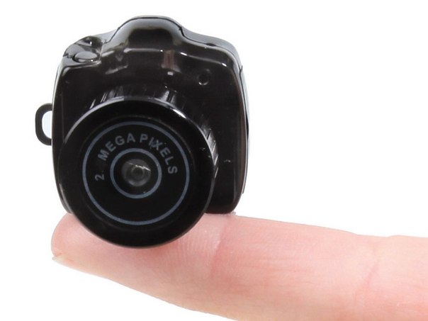 Самый маленький фотоаппарат в мире был создан американской компанией Hammacher Schlememr. Максимальный размер камеры - 2,5 см, вес - 28 г, разрешение - 2 мегапикселя. Крохотный фотоаппарат имеет возможность снимать видео. Цена этого уникального аппарата - 100 долларов.