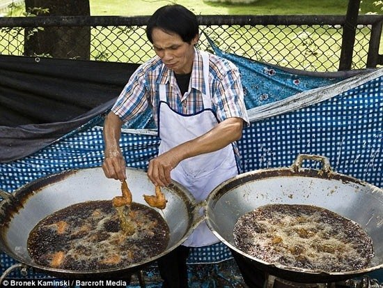 Повар из Таиланда способен жарить пищу голыми руками, так как у него не бывает ожогов.