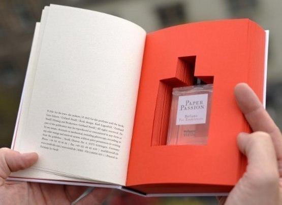 Берлинский парфюмер создал запах, от которого обалдеют все книголюбы. Новый аромат "Paper Passion" пахнет не цветами и сладостями, а свеженапечатанной бумагой.