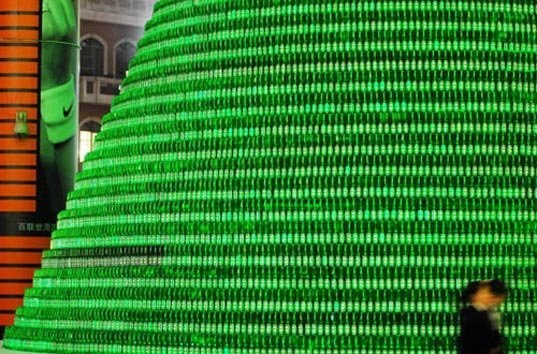 Ёлка из тысячи пивных бутылок Хайнекен