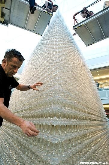 В бельгийском городе Антверпене был установлен своеобразный рекорд Гиннесса — построена самая высокая пирамида из бокалов для шампанского высотой 7 метров. В строительстве этого сооружения под названием The Largest Champagne Fountain («Самый большой фонтан из шампанского») в торговом центре Wijnegem было задействовано более 43,000 стеклянных бокалов общим весом в 8,750 килограмм.