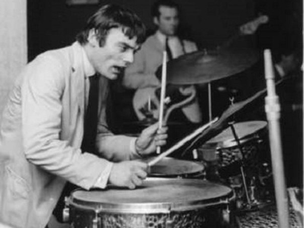 Британец Рори Блэкуэлл из Старкросса в мае 1995 года за шестнадцать секунд сыграл на четырехсот барабанах.