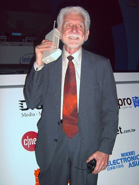 Мартин Купер, американский физик и инженер, известен как человек , совершивший первый в мире звонок по сотовому телефону