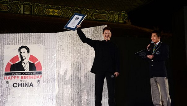 Звезда фильма "Железный человек" Роберт Дауни-младший удостоился сертификата Книги рекордов Гиннеса, получив рекордную поздравительную открытку во время визита в Китай.
