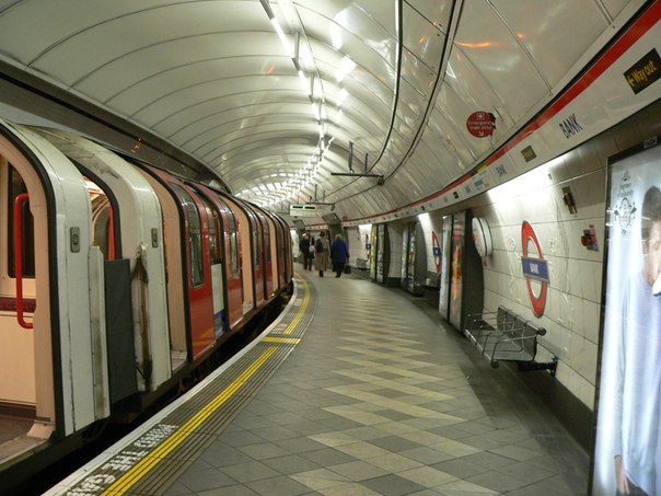 Самый первый в мире метрополитен был открыт 10 января 1863 года в Лондоне. Протяженность путей составляет свыше 400 км. Количество линий - 11, станций - 270. Каждый день услугами лондонского метрополитена пользуются 3 миллиона человек. Местные жители называют метрополитен просто Подземкой или Трубой - из-за формы большинства тоннелей.