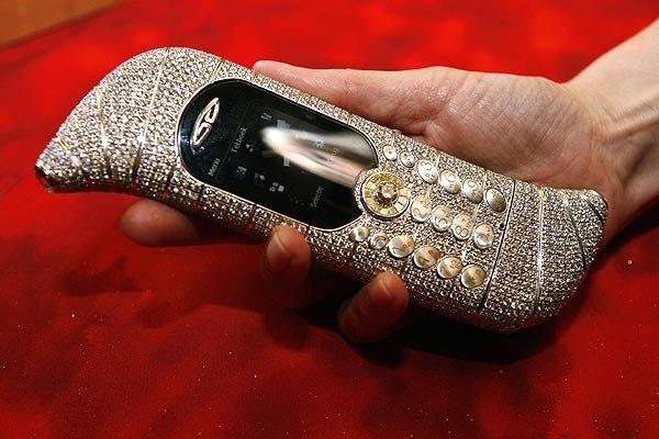 Телефону GoldVish Piece Unique принадлежит рекорд Гиннеса самого дорогого мобильного телефона в мире - его состоимость составляет 1 миллион евро. Главная составляющая столь высокой цены мобильного телефона, безусловно, количество инкрустированных бриллиантов высшего качества WS1 на его корпусе.