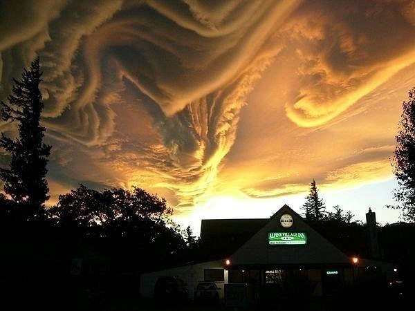 Волнистые облака.Такие облака чаще встречаются на равнинах в США и за ними можно наблюдать утром или в середине дня во время грозы.