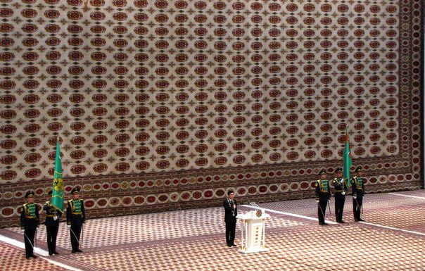 В настоящее время фонды коврового музея в Ашхабаде насчитывают до 8000 экспонатов, начиная с самого маленького изделия в 0,01 квадратных метра, и заканчивая самым большим ковром в мире - гигантом площадью 301 квадратный метр и весом в 1,2 тонны, который занесен в Книгу рекордов Гиннеса