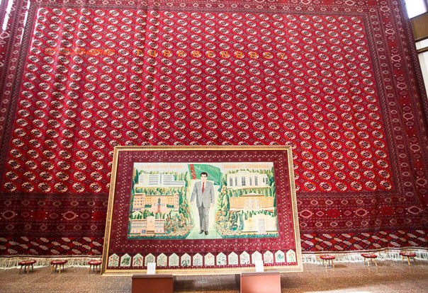 В настоящее время фонды коврового музея в Ашхабаде насчитывают до 8000 экспонатов, начиная с самого маленького изделия в 0,01 квадратных метра, и заканчивая самым большим ковром в мире - гигантом площадью 301 квадратный метр и весом в 1,2 тонны, который занесен в Книгу рекордов Гиннеса