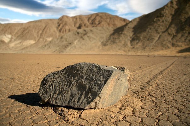Движущиеся камни, также называются скользящие или ползущие камни — геологический феномен, обнаруженный на высохшем озере Рейстрэк-Плайя в Долине Смерти в США. Камни медленно двигаются по глинистому дну озера, о чём свидетельствуют длинные следы, остающиеся за ними. Камни передвигаются самостоятельно без помощи живых существ, однако никто никогда не видел и не фиксировал перемещение на камеру. Подобные движения камней были отмечены в нескольких других местах, однако по числу и длине следов Рейстрэк-Плайя сильно выделяется среди остальных.