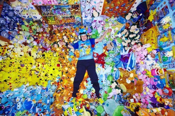 Лиза Кортни лежит в своей коллекции игрушек – крупнейшей коллекции игрушек из мультфильма «Покемоны». В коллекции 12 113 игрушек.