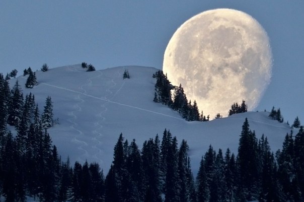 Самая большая уходящая луна на фоне горы Цвайершпитце (1858 метров над уровнем моря). Верхняя долина Рейна, Швейцария.