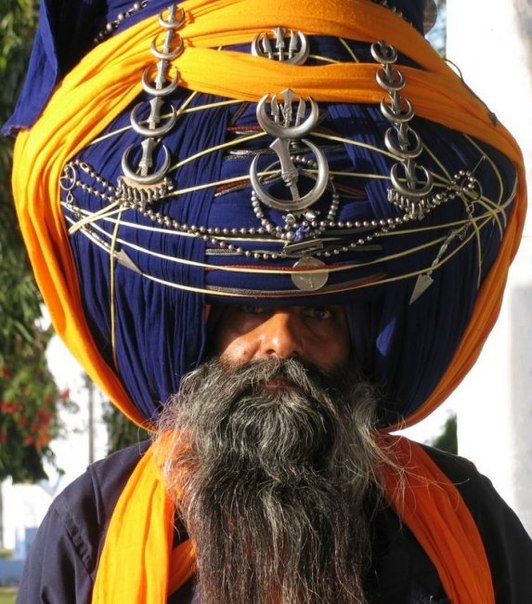 Самый большой тюрбан. Майор Сингх носит тюрбан, сделанный из 400 м ткани со 100 шпильками и украшенный 51 религиозным символом