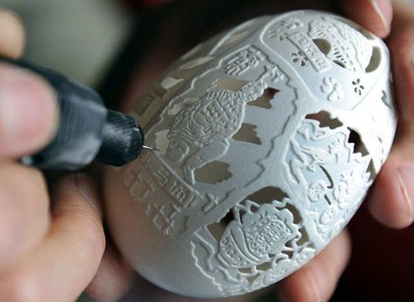 Каждый творческий человек реализует себя по-своему. Но работы китайского мастера Wen Fuliang выделяются особенно ярко, ведь он вырезает свои произведения на яичной скорлупе. Что из этого выходит - смотрите сами.