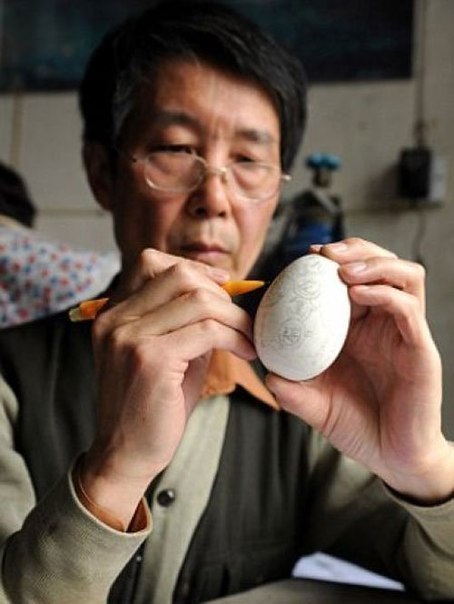Каждый творческий человек реализует себя по-своему. Но работы китайского мастера Wen Fuliang выделяются особенно ярко, ведь он вырезает свои произведения на яичной скорлупе. Что из этого выходит - смотрите сами.