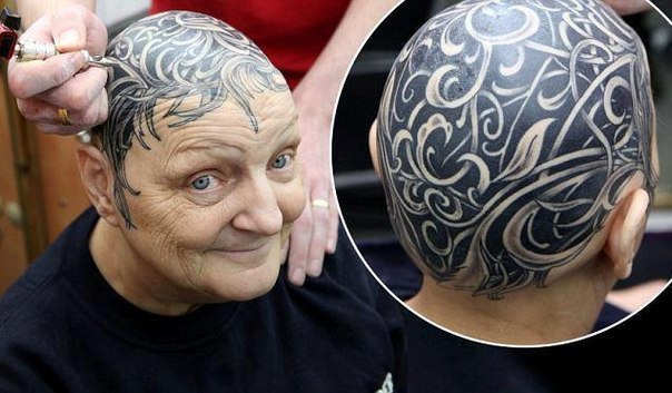 Бабушке, в 60-ти летнем возрасте потерявшей из-за болезни волосы, надоело носить парики и шляпы, и она сделала вот такую татуировку