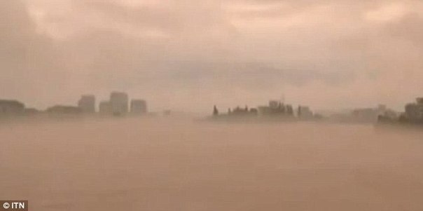 Совсем недавно в Восточном Китае на реке Синьань в городе Хуанчан прямо в воздухе возник город! Огромный мираж!