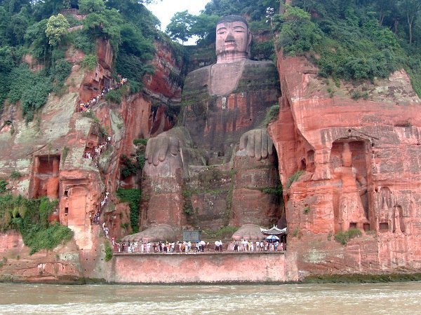 Cтатуя Будда в Лэшане, Китай считается самым высоким скульптурным произведением в мире. 71-метровый сидящий Будда высекался в скале на протяжении 90 лет, а затем вокруг его тела был выстроен 13-этажный храм, который был уничтожен пожаром, и сейчас Будда доступен для обозрения целиком. Длина пальца его руки - 8 метров, пальца ноги - 1.6 метра.