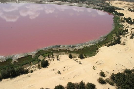 Розовое озеро в Австралии 