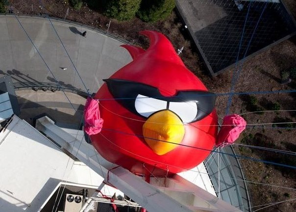 Гигантская рогатка для запуска Angry Birds в космос.