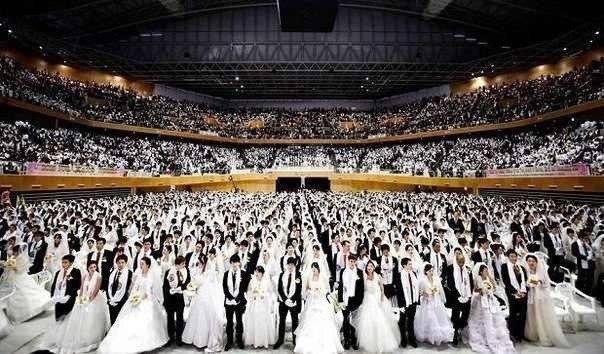 Тысячи молодоженов на общей свадебной церемонии в Капхёне, Южная Корея.