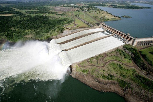 Дамба Итайпу (Itaipu) на границе Парагвая и Бразилии — самый большой гидроэлектрический комплекс в мире.