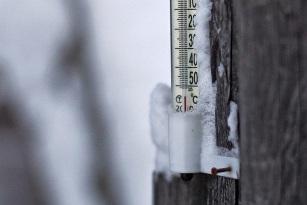 Термометр в селе Томтор. Оймяконский район, Якутия.