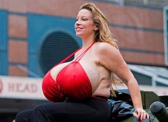 Американка Челси Чармз является обладательницей самой большой груди в мире.