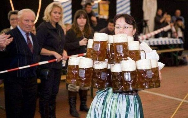 Самое большое количество кружек пива - целых 19 - пронесла женщина из Германии Анита Шварц на расстояние свыше 40 метров на праздновании Дня Рекордов Гиннеса.