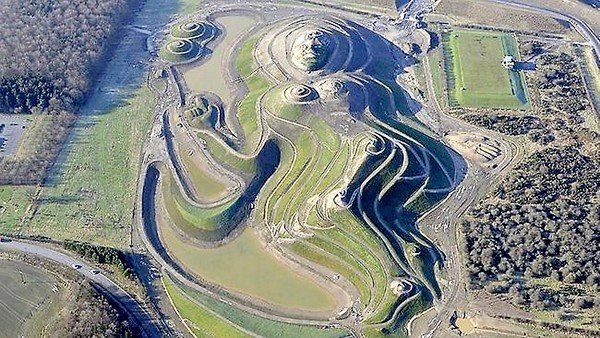 В северной части Великобритании находится самая большая ландшафтная скульптура в мире — «Нортумберландия» работы Чарльза Дженкса. Сделана она в виде лежащей, обнаженной женщины из пустой горной породы, земли, камней, кустов и других растений.