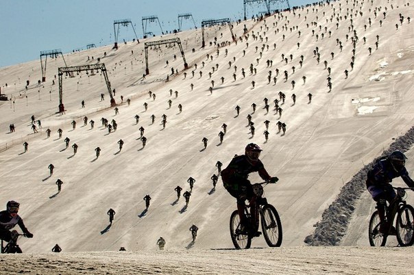 Самый массовый Спуск велогонщиков с горы Mountain of Hell (Альпы).