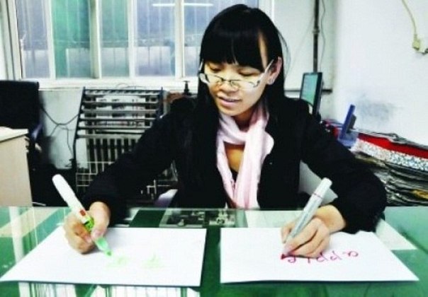 Китаянка одновременно пишет двумя руками на разных языках