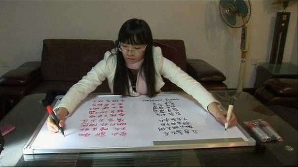 Китаянка одновременно пишет двумя руками на разных языках