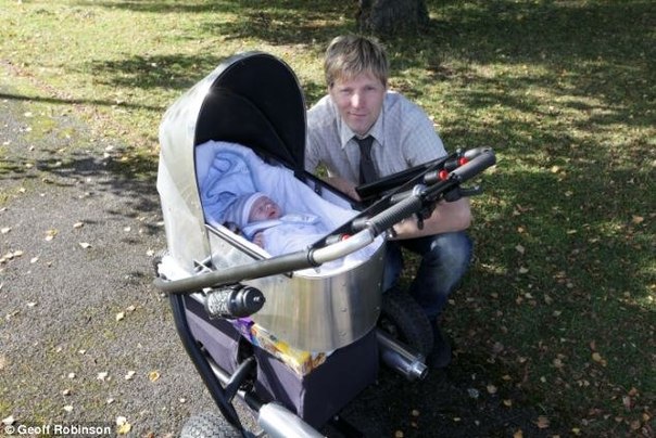 Ленивый папаша Colin Furze решил построить быструю моторизованную коляску, для своего одномесячного сына, но и конечно для себя.