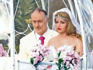55-летний англичанин Everard Cunion уже второй раз женился на кукле. Первый брак продержался всего лишь 3 года - супруга слишком быстро сдулась. Но ничего страшного, ведь она была одной из девяти в гареме.