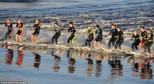 154 водных лыжника установили новый мировой рекорд по одновременному катанию на водных лыжах в одну линию.