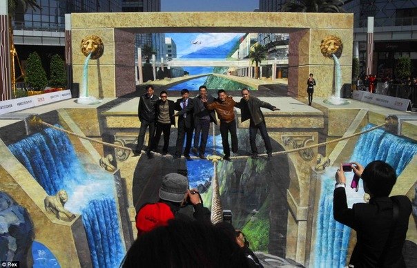 «Ущелье Львиные Врата» (Lions Gate Gorge) – название гигантской художественной композиции, нарисованной художником Ху Ксингхау (Qi Xinghua), которая является, по мнению Книги Рекордов Гиннеса, самой большой 3D картиной в мире.