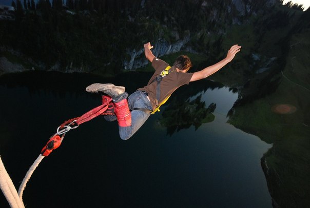 19 сентября 1997 г. Йохен Швейцер (Германия) осуществил прыжок на банджи с высоты 2,5 км над г. Райхельсхейм (Германия).